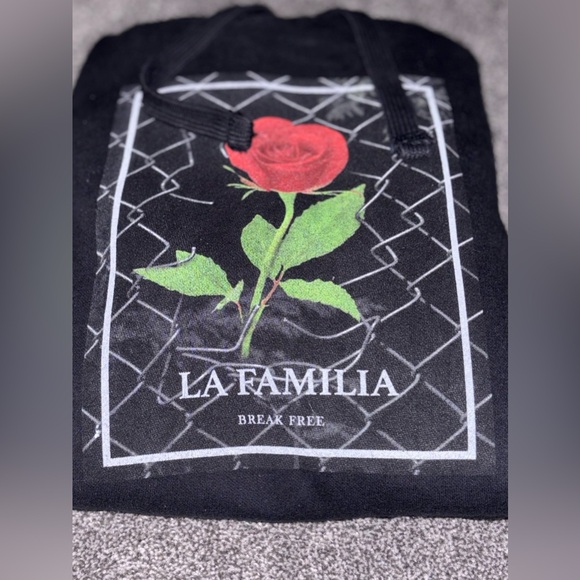 La Familia BLK Pullover Hoodie | SIZE:SM | Red Rose Design/Wire Fence | - Picture 6 of 12